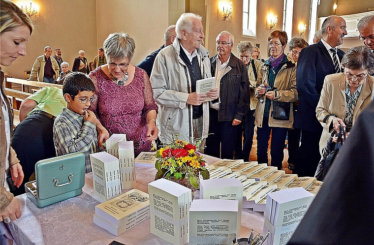 Begehrt: Sie alle wollen das neue Dorfschulmeister-Buch bei Ottilia Henz (3.v.l.) erstehen. Foto: Roland Bürki