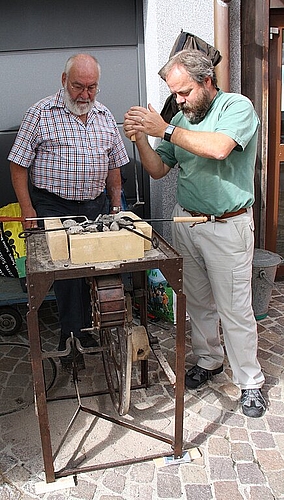 Altes Handwerk: (v.l.) Peter Gasser und Ambros Hänggi führen vor, wie mit der handbetriebenen Stör-Esse und den Brandeisen früher Werkzeuge gekennzeichnet wurden.
