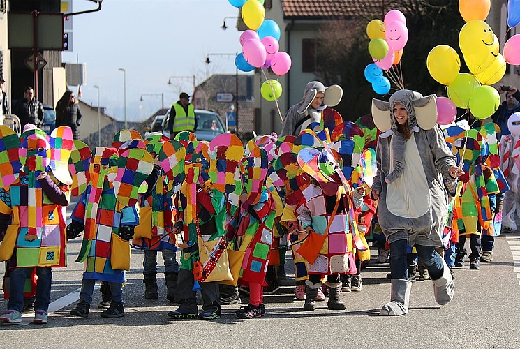 Elmar und die Elefanten: Die Kindergärtler in farbig karierten Elefantenkostümen. Fotos: Gaby Walther
