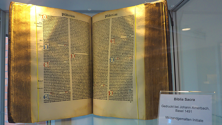 527 Jahre alt: Die von Johann Amerbach in Basel anno 1491 gedruckte Biblia Sacra mit handgemalten Initialen.  Foto: Caspar Reimer