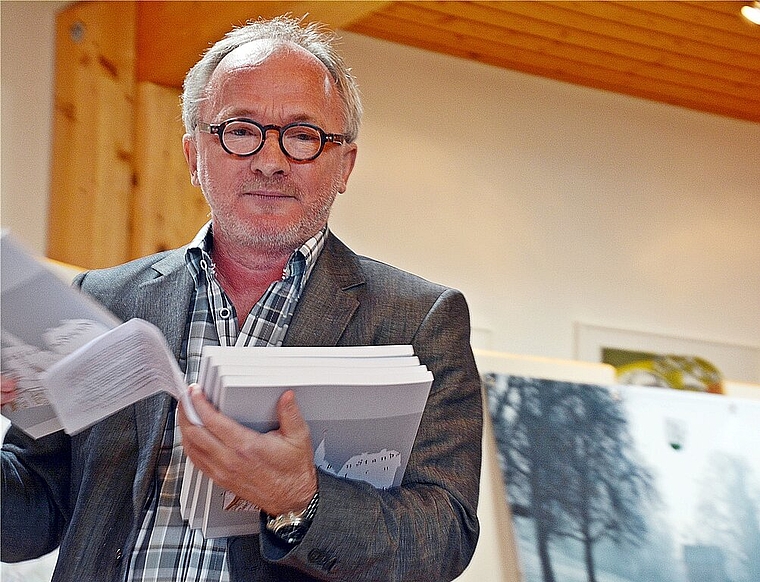Beseelt vom Schreiben: Autor und Lebenskünstler Niggi Starck bei der Vernissage seines neuen Buchs. Foto: Roland Bürki