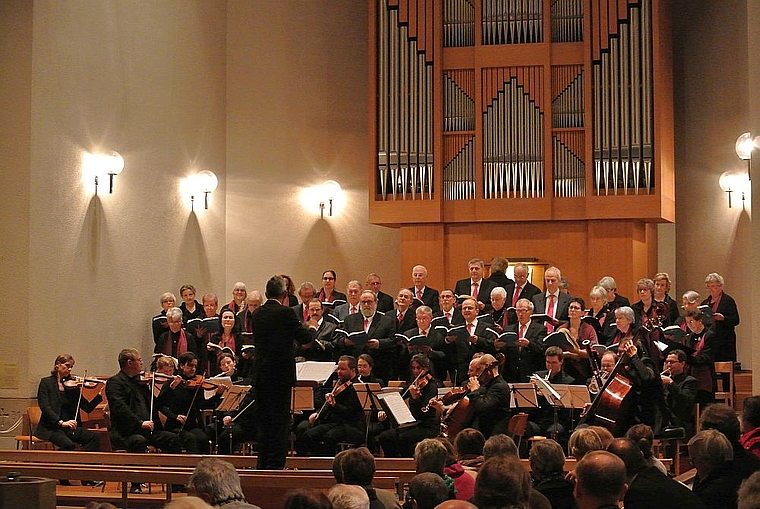 Lob, Anerkennung und Dank: Der Cäcilienchor erntete die Früchte seiner Arbeit in Form eines gelungenen Konzerts.  Foto: Bea Asper