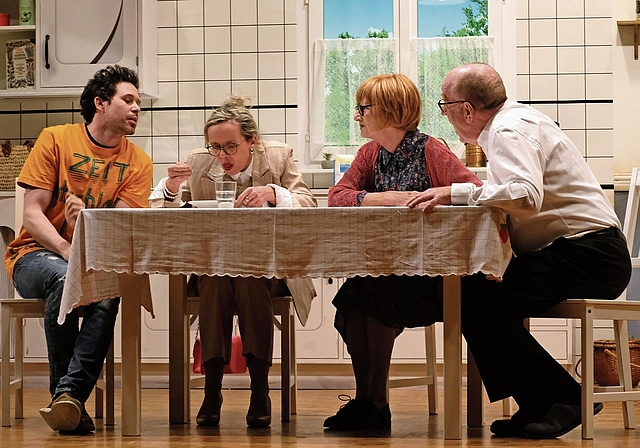 Reden um den heissen Brei herum: Flip (Marc Eichenberger), Vreni (Alessandra Beeler), Tante Martha (Ruth Höfler) und Hans (Roger Brencklé). Foto: Thomas Brunnschweiler