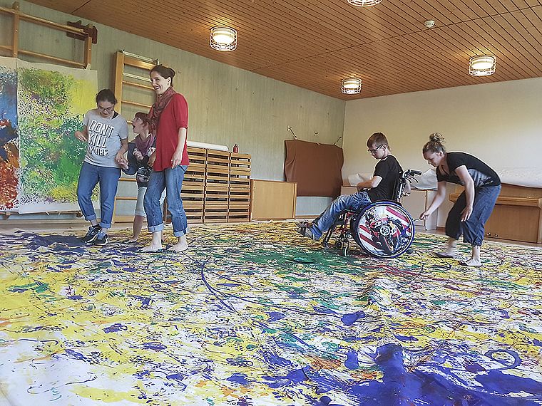 Schüler fotografierten in der Kunstwoche Schüler: Im Raum mit den farbigen Bewegungsspuren.  Foto: ZVG
