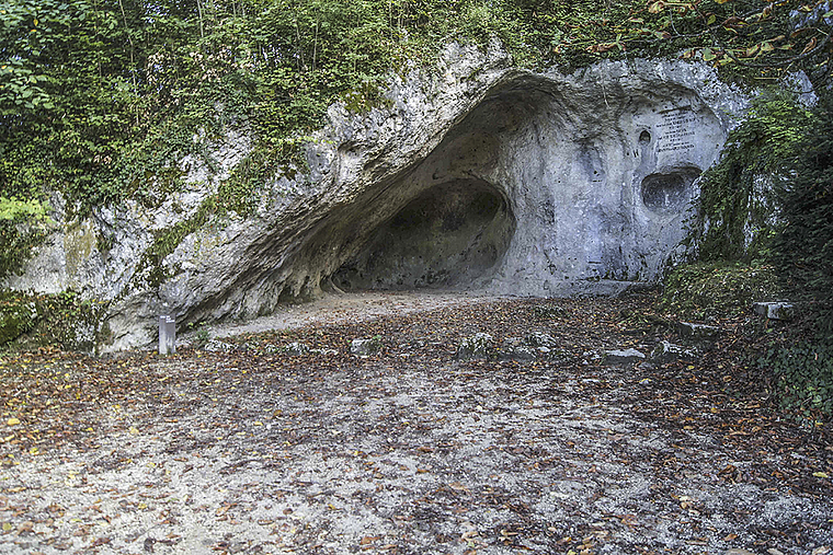 Karussellplatz:  Mit viel Fantasie kann man sich die altsteinzeitlichen Bewohner dieser Halbhöhle vorstellen.  Foto: Oliver Sterchi