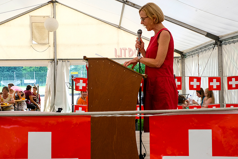 Passend zur Schweizer Fahne: Die Festrednerin, Regierungsrätin Susanne Schaffner-Hess, ganz in Rot.  Fotos: Thomas Brunnschweiler