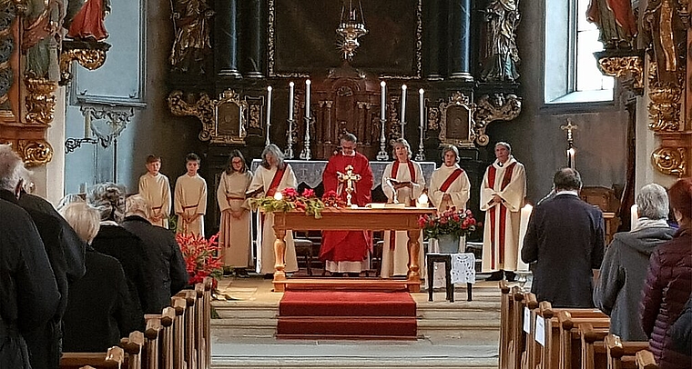 Feierlich: Bischof Harald Rein führte gemeinsam mit Pfarrerin Denise Wyss durch den Gottesdienst. Foto: Melanie Brêchet