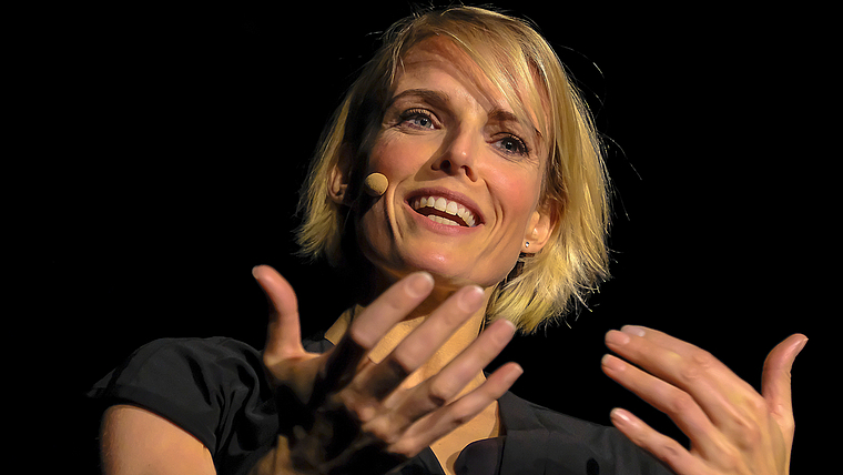 Hohe Bühnenpräsenz, Witz und Schlagfertigkeit: Die Komikerin Stéphanie Berger begeisterte das Publikum. Foto: Thomas Brunnschweiler