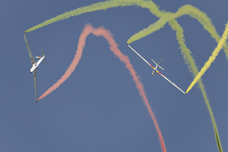 Luftballet: Diesen Samstag und Sonntag malen zwei Blanik-Segelflugzeuge ihre Figuren in den Himmel über dem Dittinger Feld.  FotoS: ZVG