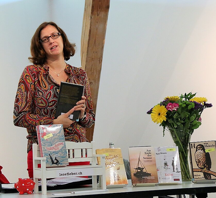 Macht Lust zum Lesen: Manuela Hofstätter präsentiert lesenswerte Bücher. Foto: Gaby Walther