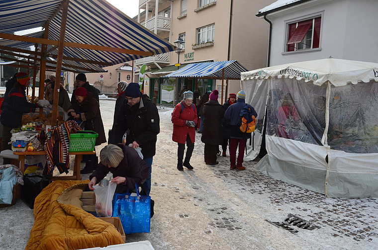 Gegen das Gefrieren: Mit Decken oder einem Zelt schützen die Bauern auf dem Arleser Gmüesmärt ihre Äpfel und Kartoffeln. Foto: Jay Altenbach