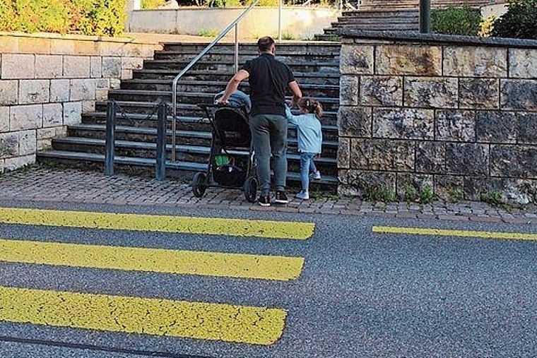 Nicht barrierefrei: Nach dem Fussgängerstreifen im Dorf von Metzerlen erschwert eine Treppe das Weiterkommen.  Foto: zvg
