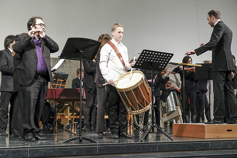 Ungewohnte Klänge in einem klassischen Konzert: Frederic Sánchez (Piccolo), Maurice Weiss (Basler Trommel) und Dirigent Christian Knüsel.  Foto: Thomas Brunnschweiler