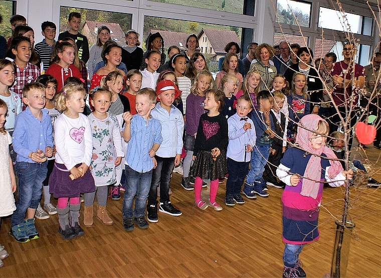 <em>Apfel schütteln: </em>Gesangseinlage der Kinder aus Dittingen Foto: Jürg Jeanloz
