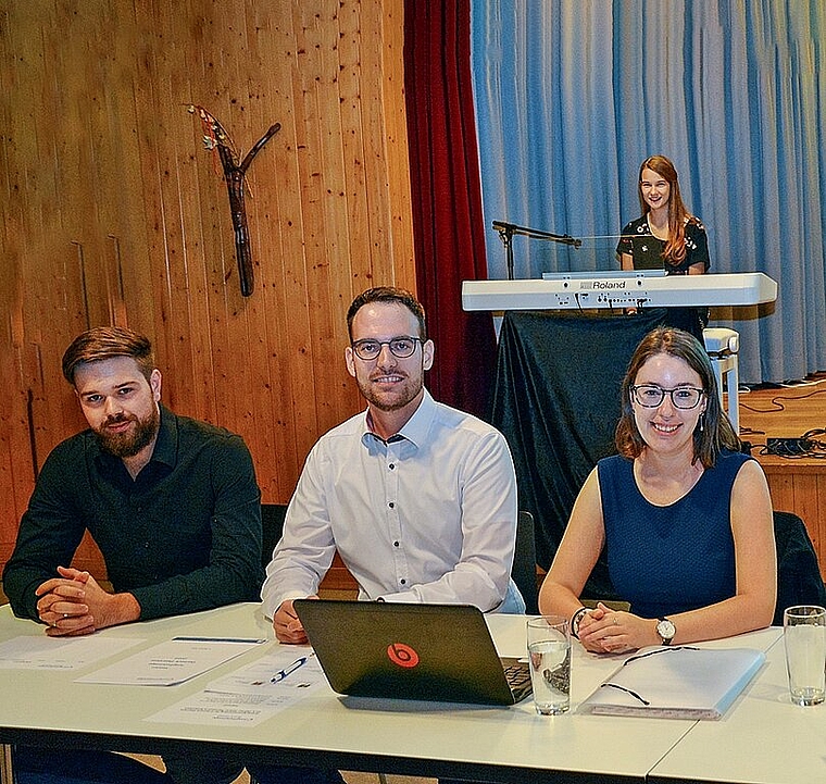 <em>Der neue Vorstand: </em>(v.l.) Pascal Helfenfinger, Daniel Flury und Sarah Stebler, musikalisch begleitet von Ida-Lin Hübscher (hinten).Foto: roland bürki