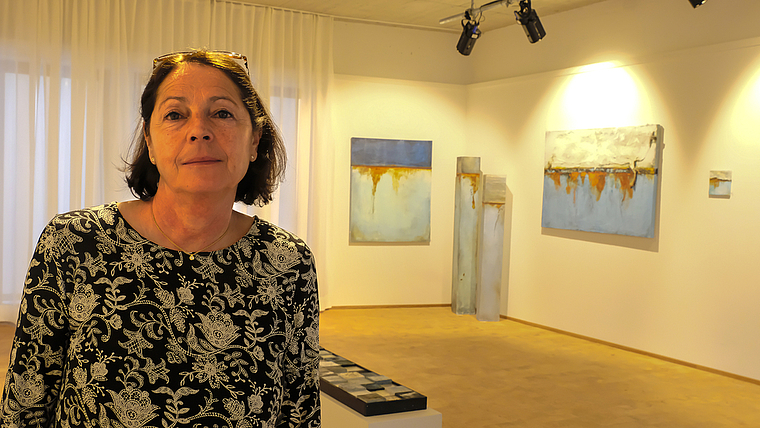 In den neuen Ausstellungsräumen: Die Kuratorin Carmen Küpfer in der Ausstellung «Passion Bleue» von Jacqueline Dreyfus.  Foto: Thomas Brunnschweiler