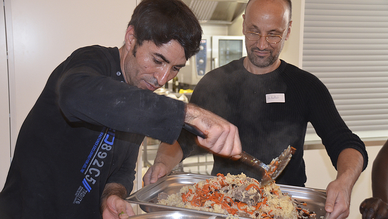 Kochkünste: Rystan (l.) und Abdal bereiten für die Gäste ein afghanisches Reisgericht mit Fleisch und Spinat zu. Foto: Jay Altenbach