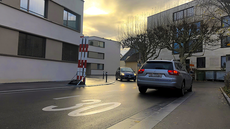Verengt: Begegnen sich zwei Fahrzeuge in der Brunngasse, führt der Weg nicht selten übers Trottoir.  Fotos: Caspar Reimer
