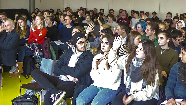 Engagierte Zuhörerschaft: Die Schülerinnen und Schüler des Gymnasiums Münchenstein hatten viele Fragen zu den
