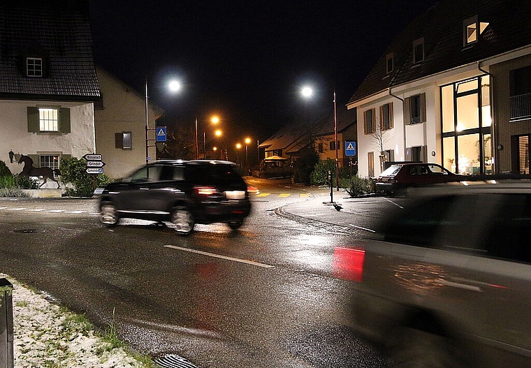 Licht an! Im Dorfkern von Wahlen sind bei den Zebrastreifen besonders helle, weisse Leuchtkörper montiert.Foto: Gini Minonzio