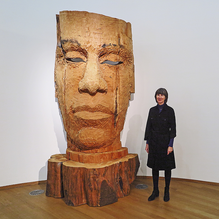 Kunst und Kuratorin: Dr. Sonja Klee, hier neben Stephan Balkenhols «Grosser Maske» von 2005 (Libanonzeder), hat die neuste Ausstellung im Forum Würth eingerichtet.  Fotos: Edmondo Savoldelli