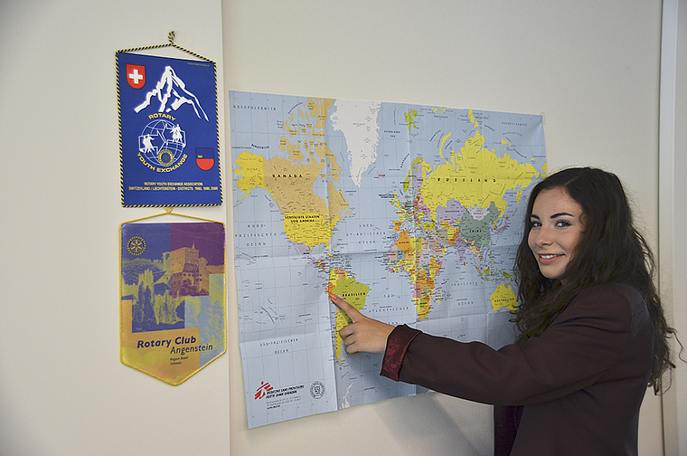 Hinaus in die Welt: Austauschstudentin Elisa Jörg zeigt auf der Landkarte Peru, ihre baldige Heimat auf Zeit.  Foto: Jay Altenbach.