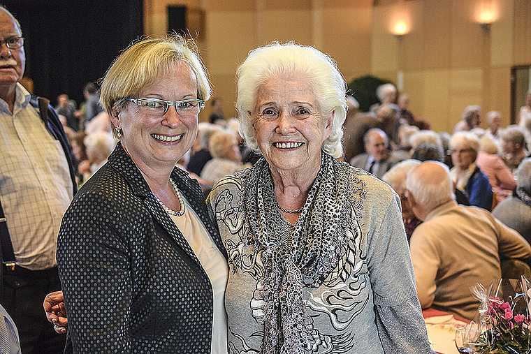 Gemeinderätin Heidi Frei freute sich sehr, dass Marie-Rose Schmutz ihren 84. Geburtstag am Jubilaren- und 80Plus-Treff der Gemeinde feiern konnte.  Foto: Bea Asper