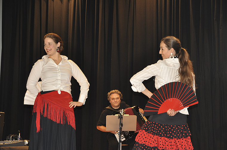 Feurig und ausdrucksstark: Das Flamenco-Duo Las Chicas mit Yannick Zumbrunnen (l.) und Gisela Peter, dazwischen Patrice Kunz am Akkordeon.  Foto: Isabelle Hitz