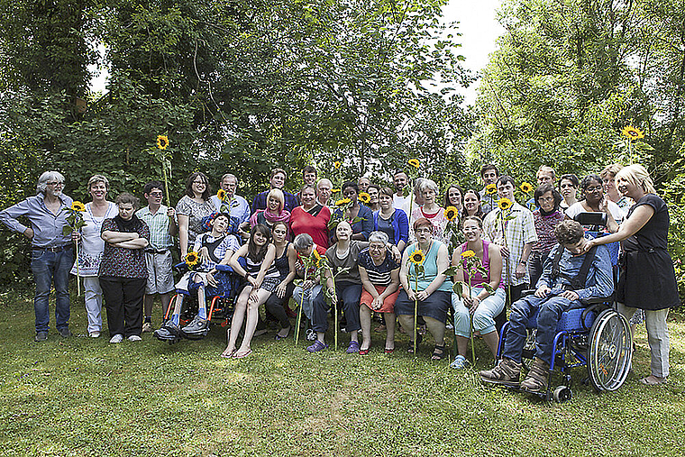 Bereicherndes Miteinander: Julian und Christina Seewer (ganz links) mit ihrer «Wydehöfli-Familie».  Foto: ZVG