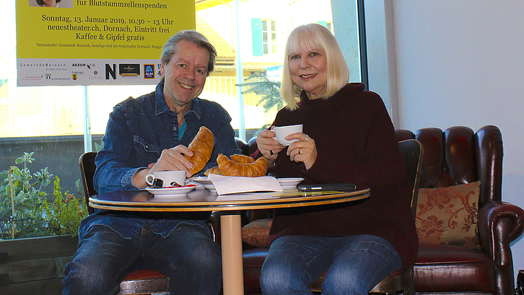 Plaudern bei Kaffee und Gipfeli: Aernschd Born und Barbara Preusler laden zum ersten «Gipfeltreffen».  Foto: Caspar Reimer