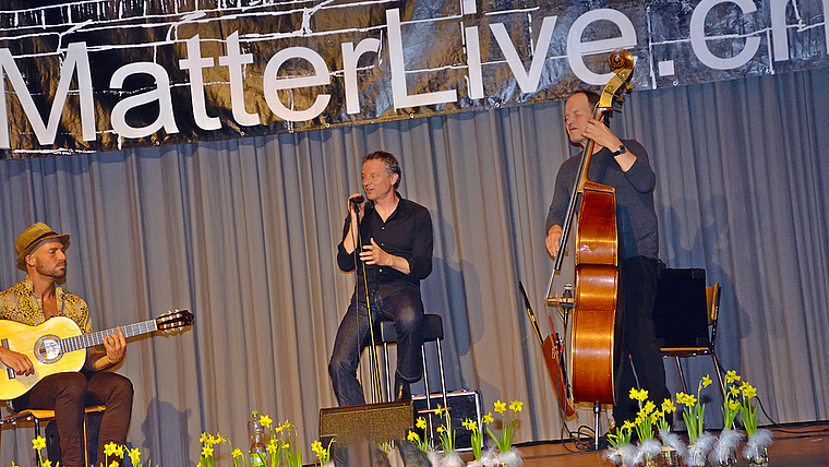 Ueli Schmezers MatterLive: Das HEV-Publikum hatte eine Riesenfreude ab den virtuos gespielten Mani-Matter-Liedern in Latin-Rhythmen. Foto: Roland Bürki