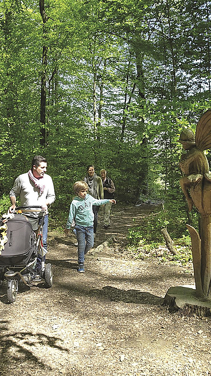 Auch eine Wanderroute: Der Skulpturenweg im Reinacher Leywald ist mit dem Kinderwagen problemlos begehbar.  ZVG