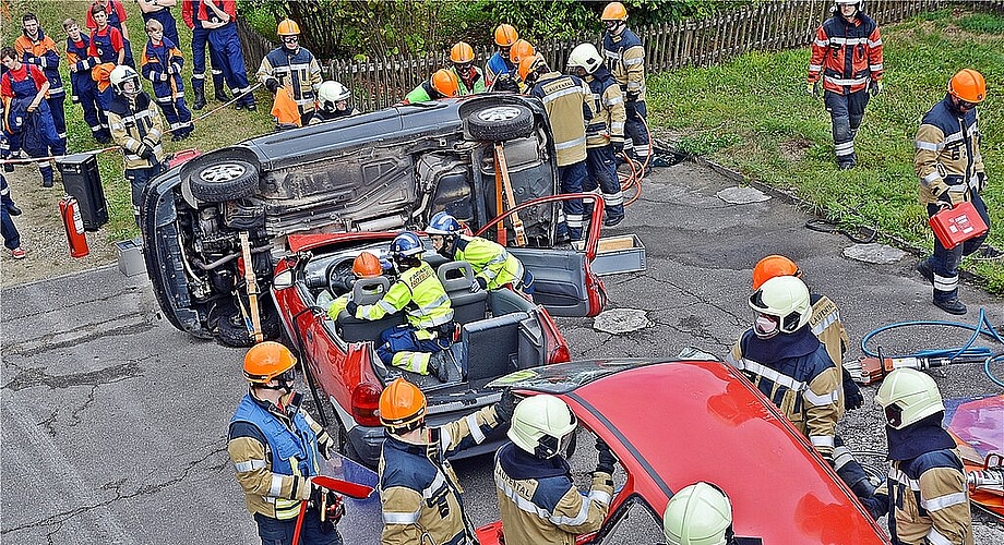 Teamwork: Die Feuerwehr entfernt das Autodach, so dass die Rettungssanitäter die schon vorher versorgte Person bergen können. Fotos: Roland Bürki
