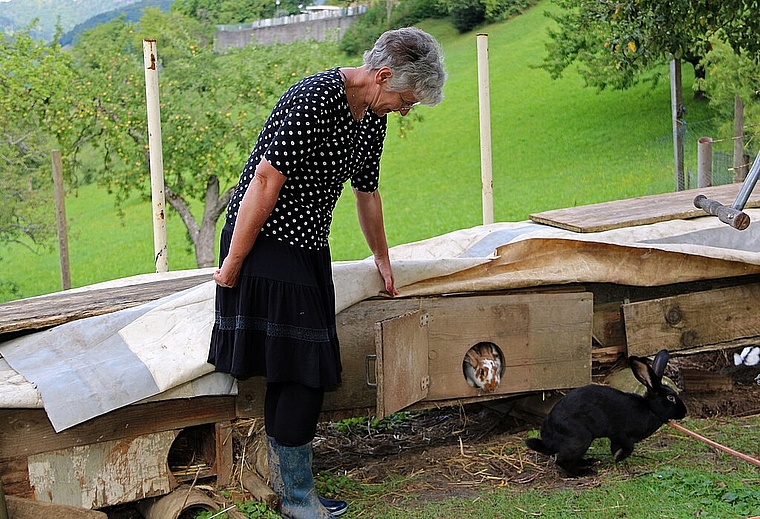 Pionierin: Claudia Koch lässt am Morgen die Kaninchen raus. Man beachte die kleinen Türchen. Foto:Gini Minonzio