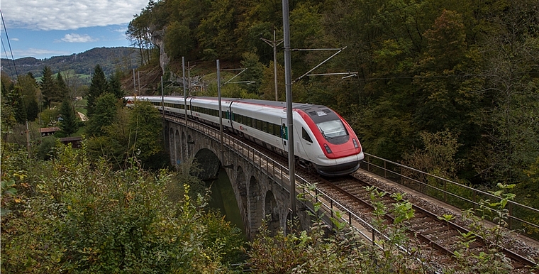 Eine Spur ist nicht genug: ICN über der Chessilochbrücke bei Grellingen. Foto: Martin Staub