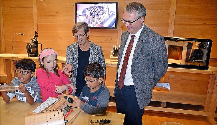 Gloggomobil geschafft: Batur, Lucrezia und Barish zeigen Schulleiterin Regula Meschberger und Landammann Remo Ankli, wie sie «Alli myni Äntli» richtig auf die Walze gesteckt und zum Klingen gebracht haben. Foto: Roland Bürki