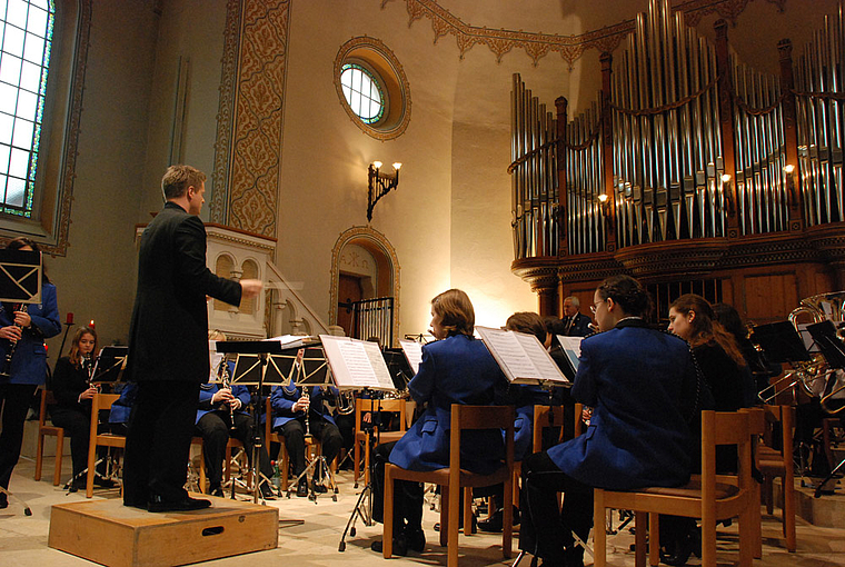 Taktfest und rhythmussicher: Jonathan Graf dirigiert den Musikverein Arlesheim. Foto: Thomas Brunnschweiler