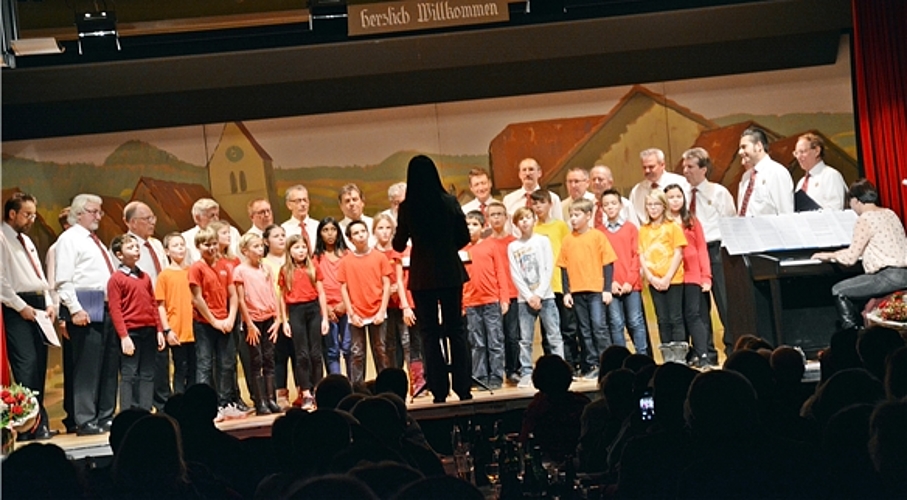 Singen macht Spass: Die vierte Primarklasse trieb den Männerchor Büsserach (im neuen Hemd) zu gesanglichen Höchstleistungen.