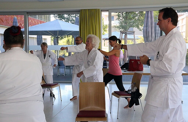 Für den Ernstfall vorbereitet: Die Senioren im Rosengarten üben sich in Kampfsport. Foto: WOS
