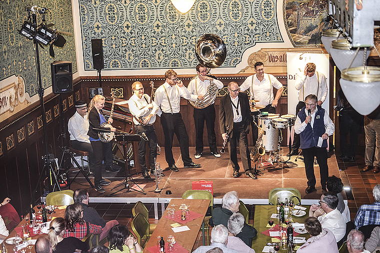 «King of Trotte-Jazz»: Nach 25 Jahren moderiert Werner Benseler (rechts) seinen letzten Konzertabend.  Foto: Bea Asper