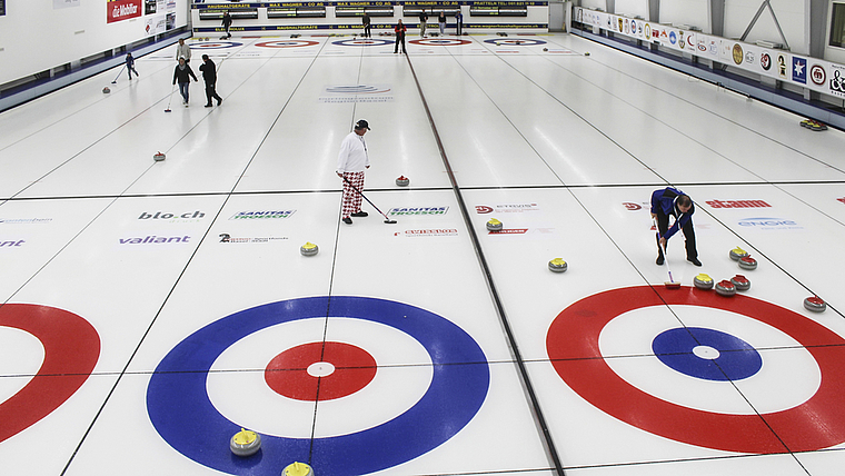 Eine Halle wie ein Kühlschrank: Blick auf die Rinks des sanierten Curlingzentrums Region Basel.  Foto: Axel Mannigel