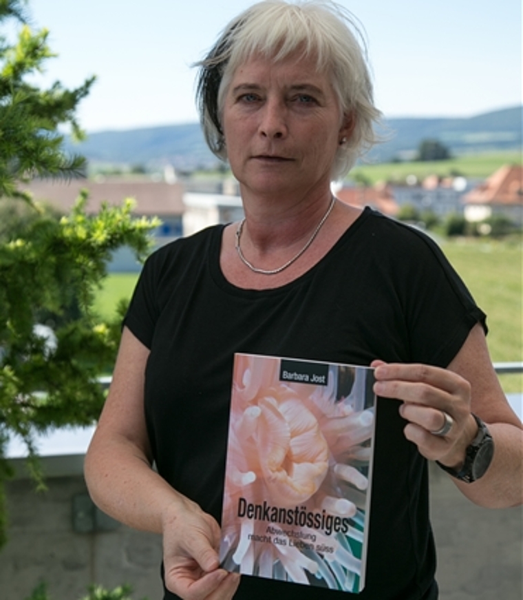 Die Autorin und ihr Buch: Barbara Jost. Foto: Martin Staub