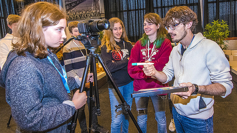 Grundlagen des Filmhandwerks vermitteln: Giacun Caduff (rechts), Direktor von Movie Camp, Produzent und Regisseur, erklärt den teilnehmenden Jugendlichen, wie die «Klappe» funktioniert.  Foto: AZ Medien/Nicole Nars-Zimmer