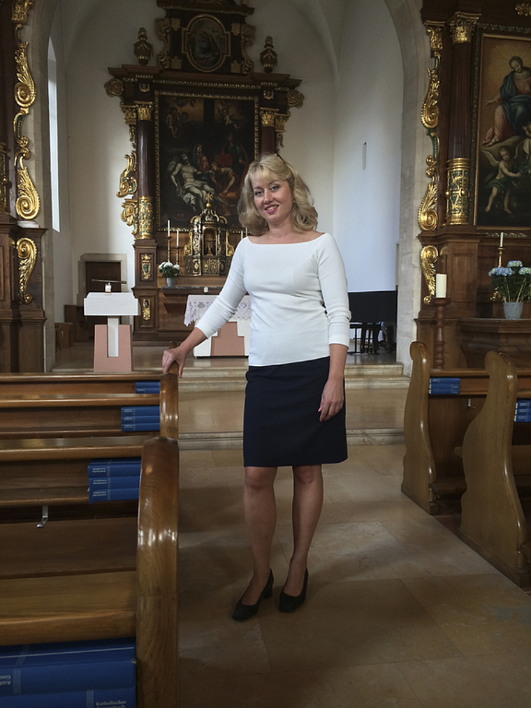 Ihr gefällt es an ihrem neuen Wirkungsort: Die christkatholische Pfarrerin Denise Wyss in der Klosterkirche Dornach.  Foto: ZVG (Sarah Ley)