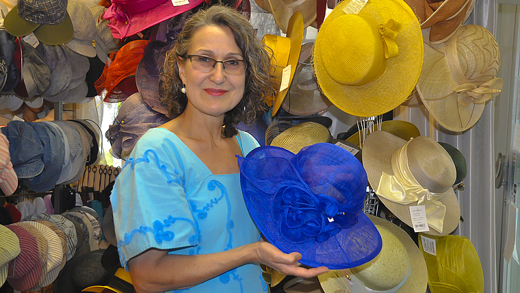 Für jeden Typ und jedes Budget den passenden Hut: In Svanette Belkas Laden wird viel Wert auf Beratung gelegt.  Foto: Isabelle Hitz