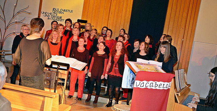 Die pure Lust der Dirigentin: Das Spiel auf dem Vocabella-Instrument. Foto: Roland Bürki