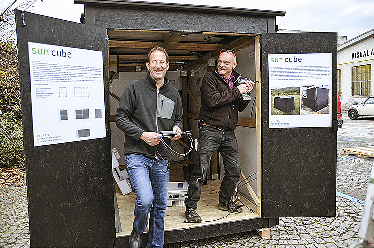 Gemeinsam für eine gute Sache:Jan Hoffmann und Harry Schaffer (rechts) haben den «cube» schnell aufgestellt. Mehr Zeit braucht die Installation und Funktionsprüfung der elektronischen Geräte. Der «cube» würde in der Schweiz etwa so viel Strom