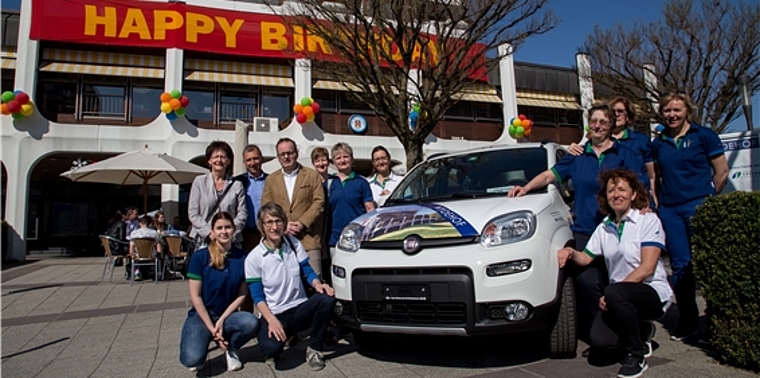 Nagelneuer Fiat Panda: Die Spitex-Angestellten freuen sich über die Grosszügigkeit des Wydehof-Teams. Foto: Martin Staub