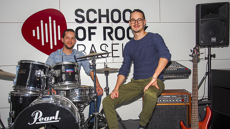 Gehen unkonventionelle Wege: Matthias (l.) und Dominik van Stipriaan leiten die School of Rock.  Foto: Boris Burkhardt