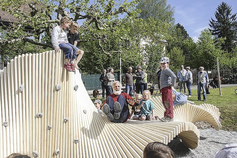 Multifunktional: Die Skulptur «Climb-Slide» wurde von Jung und Alt rege genutzt.  Foto: Thomas Brunnschweiler